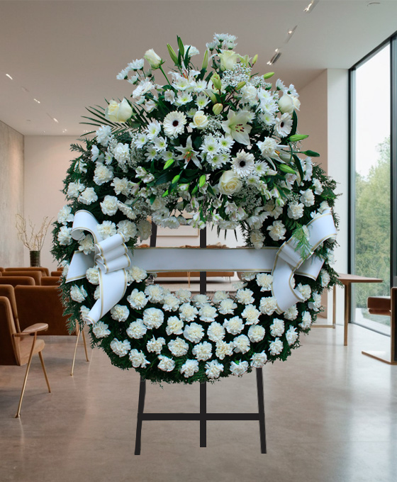 Envío de flores funerarias en Sevilla Corona de flores funerarias en Sevilla